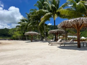 Raiatea Polinesia resort sdraio in spiaggia Club paradiso
