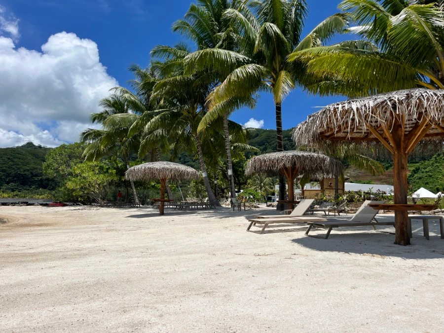 Raiatea Polinesia resort sdraio in spiaggia Club paradiso